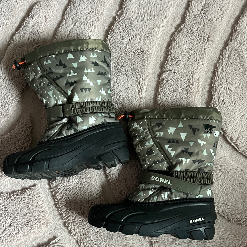 Sorel Kids' Snow Boots - Black and Gray Triangle Pattern